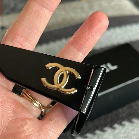 CHANEL Black Sunglasses with Gold Logo - Picture 3 of 11
